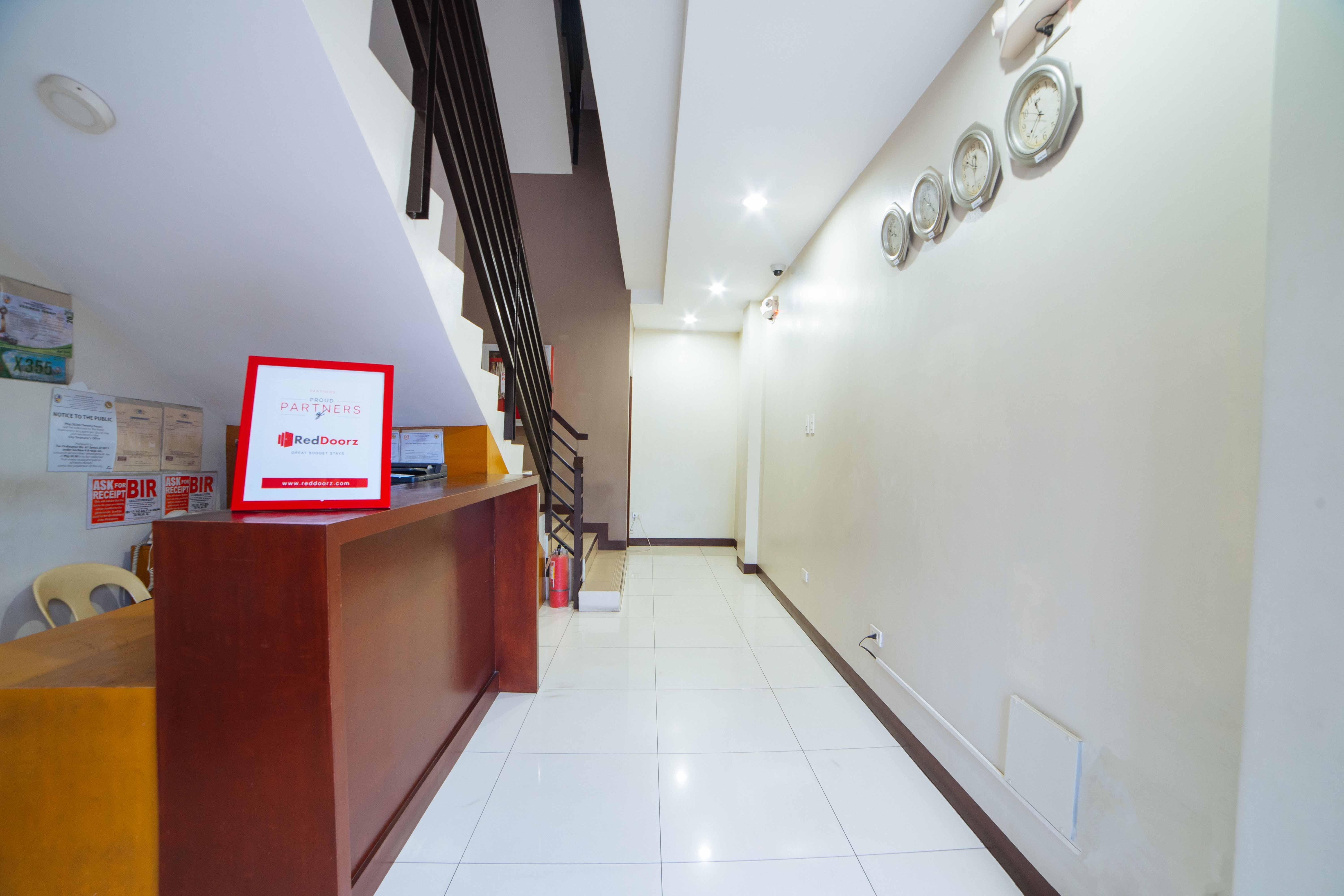 Reddoorz Near Angeles University Foundation Bagian luar foto